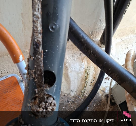 חלקי דוד שמש עם חלודה ולכלוך